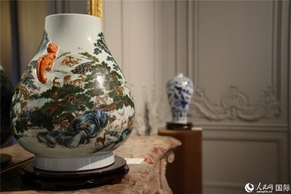 嘉賓和公眾參觀“絲路瓷行”——中國景德鎮(zhèn)陶瓷文化特展。人民網記者 尚凱元攝