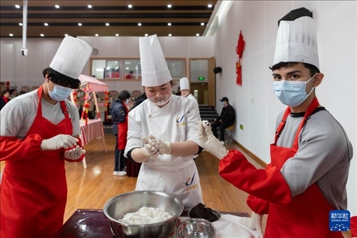 1月28日，在復旦大學第二附屬學校，美國馬斯卡廷中學學生展示自己制作的湯圓。 新華社記者 王翔 攝