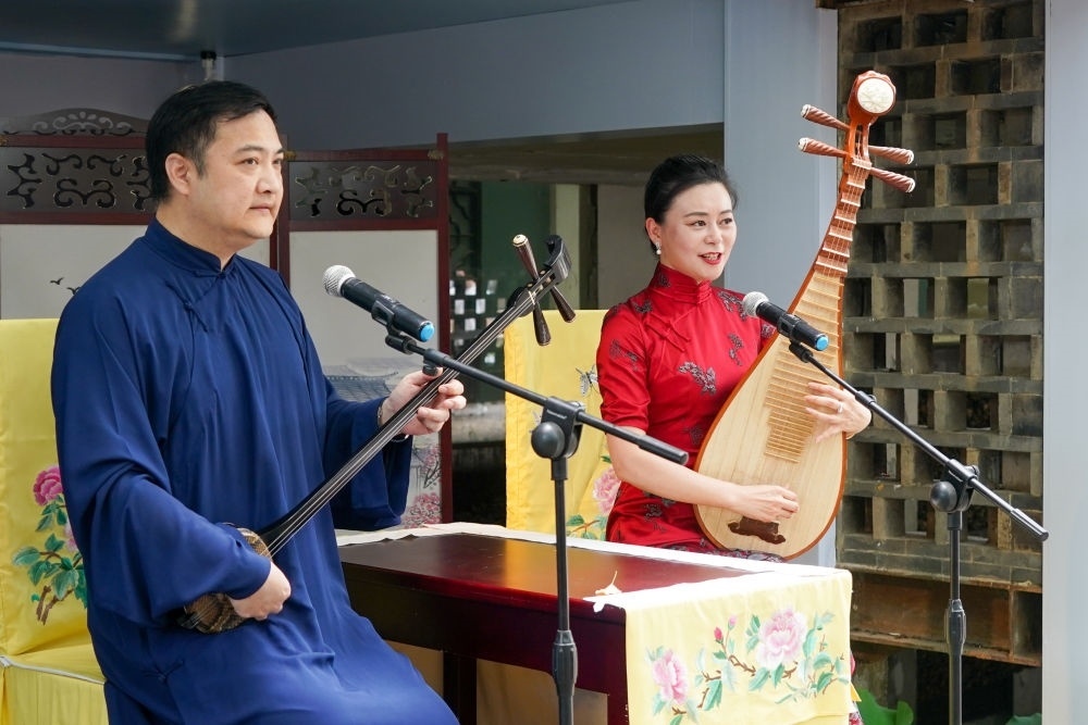 評彈藝人在蘇州平江路上的一家評彈店內(nèi)進(jìn)行表演（2023年7月7日攝）。新華社記者 李博 攝