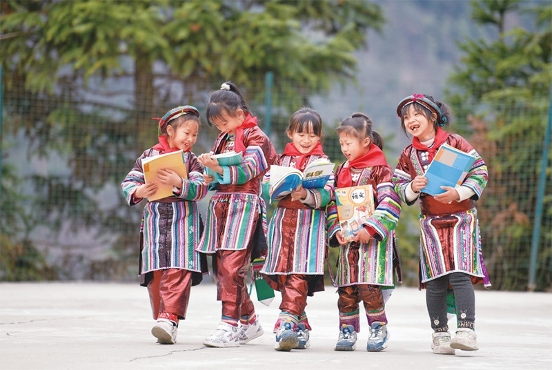 位于貴州省黔東南苗族侗族自治州從江縣大山深處的西山鎮(zhèn)中寨教學(xué)點(diǎn)，是一所全校均為瑤族學(xué)生的“微小學(xué)”。近年來，隨著教學(xué)條件逐漸改善，學(xué)校發(fā)生了翻天覆地的變化。圖為2023年2月16日，領(lǐng)到新書的瑤族學(xué)生在一起交流。 新華社記者 楊文斌/攝