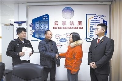  圖②：雙方當(dāng)事人達(dá)成調(diào)解協(xié)議，握手言和。