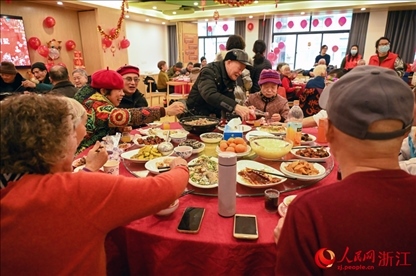 老人們享用公益年夜飯。人民網(wǎng)記者 葉賓得攝