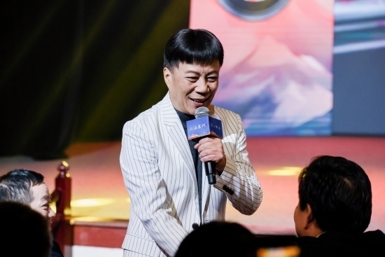 “何以中國·向海泉州”網(wǎng)絡(luò)主題活動現(xiàn)場，陳百潭演出時與觀眾互動。泉州廣播電視臺供圖