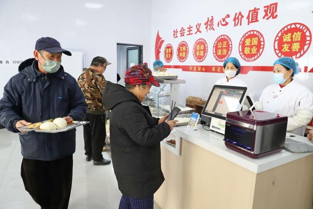 △2024年2月1日，市民在河北涿州市雙塔街道永濟(jì)秀園小區(qū)便民食堂內(nèi)購(gòu)買(mǎi)午餐。