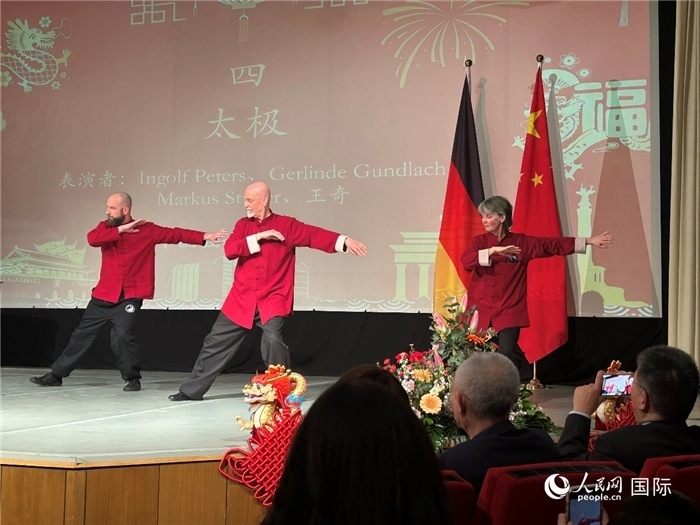 太極，表演者：Ingolf Peters、Gerlinde Gundlach、Markus Stüber