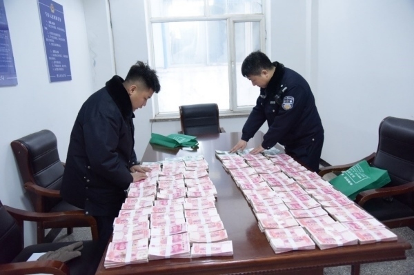 民警清點涉案資金。磐石市公安局供圖