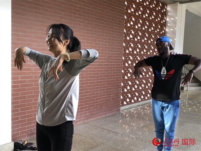 贊比亞小伙子在跟著中國老師學(xué)跳民族舞蹈 黃培昭攝