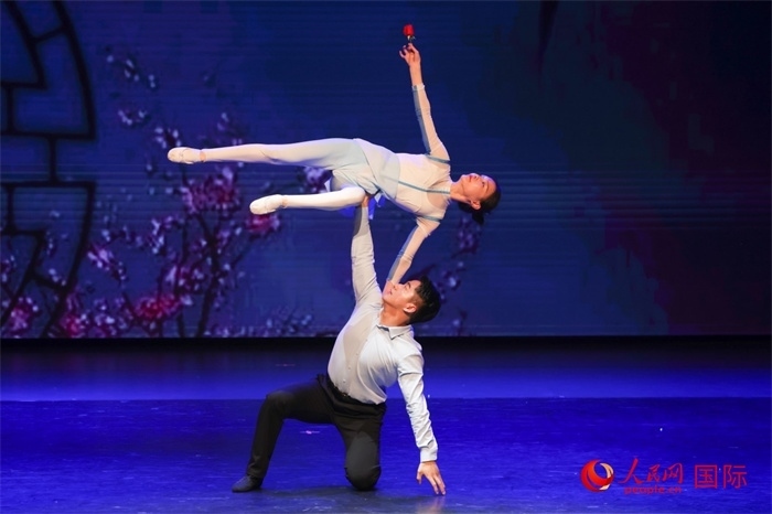 2日在阿聯(lián)酋迪拜舉行的大型音舞詩(shī)畫(huà)《新疆是個(gè)好地方》文藝演出。人民網(wǎng)記者 任皓宇攝