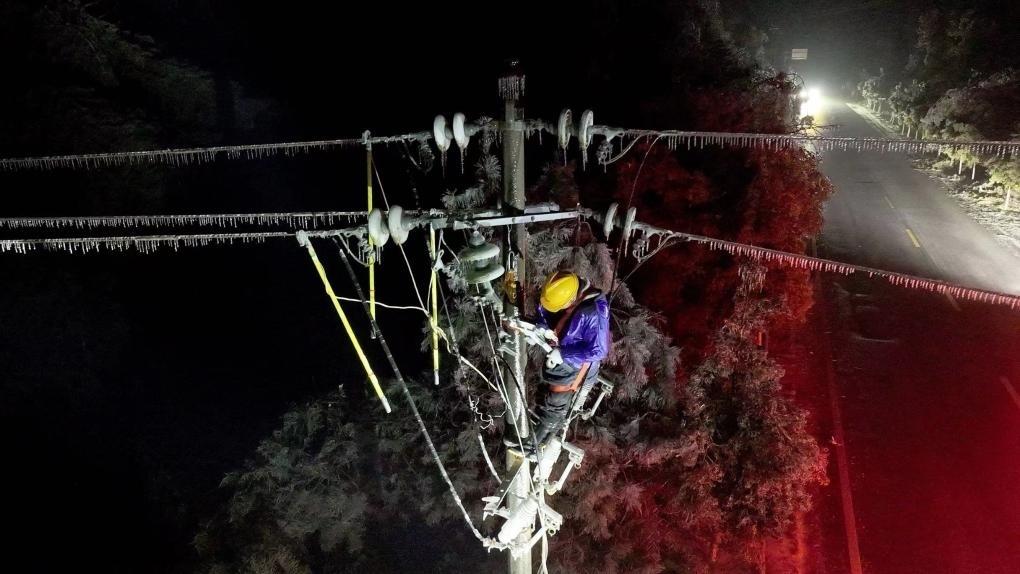 2月5日，電力工人在對供電線路進(jìn)行搶修。新華社發(fā)
