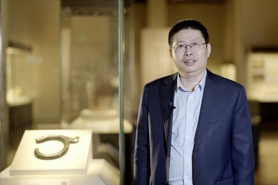 中國國家博物館副館長張偉明介紹館藏C形玉龍。