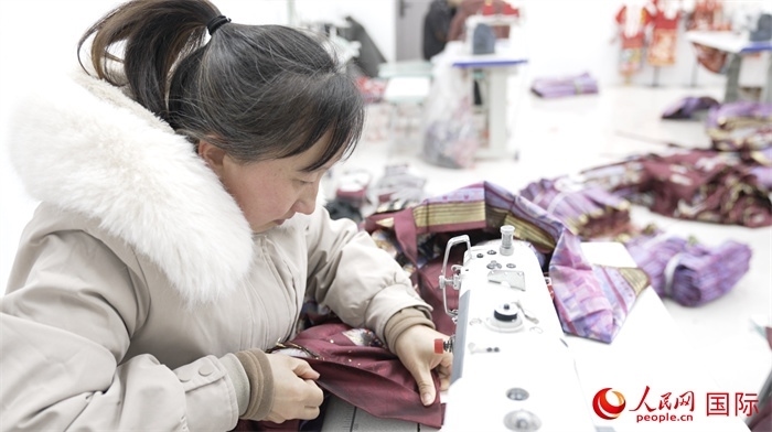 1月24日，在山東省菏澤市曹縣大集鎮(zhèn)云牧服飾有限公司，高燕正在縫制馬面裙。 人民網(wǎng)記者 袁蒙攝