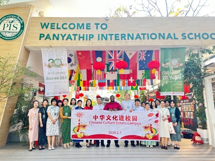 駐老撾使館政治處主任杜長青與白云碧國際學(xué)校校方、參會志愿者教師合影?；顒又鬓k方供圖