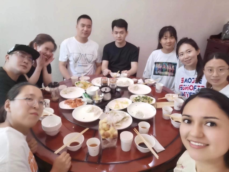 保拉與中國朋友在一起。圖片由受訪者提供