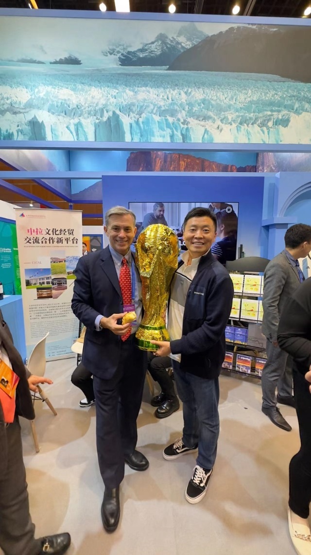 2022年，馬克西米與同事在上海。圖片由受訪者提供