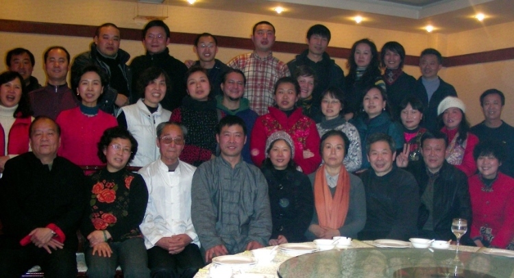 2018年，卡洛斯（二排中間）和武術(shù)學校的老師同學一起過春節(jié)。圖片由受訪者提供