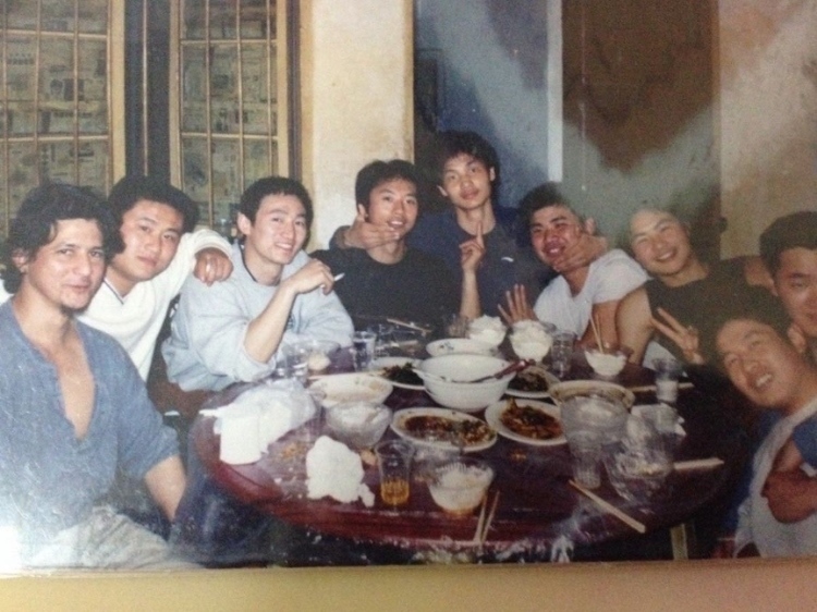 2007 年，卡洛斯·卡斯蒂略（左一）和他的中國朋友在武漢慶祝春節(jié)。圖片由受訪者提供