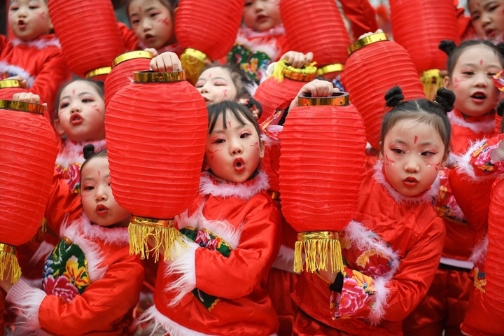 1月18日，四川省閬中市閬中古城，民間藝人和文藝工作者在表演節(jié)目歡度臘八節(jié)，喜迎農(nóng)歷新年。這是參演的小朋友在表演。新華社發(fā)（王玉貴 攝）