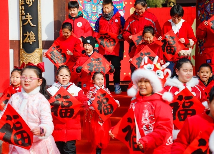 2月2日，小朋友在濟南五龍?zhí)毒皡^(qū)參加送福字活動。新華社發(fā)（徐舟攝）
