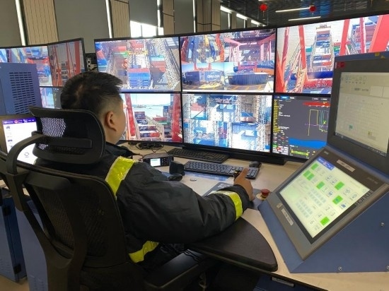 圖為寧波舟山港梅山港區(qū)遠(yuǎn)控操作室內(nèi)，橋吊司機(jī)在遠(yuǎn)程控制橋吊裝卸。新華社記者魏一駿 攝