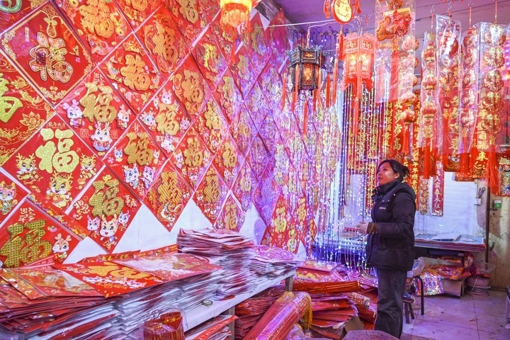 1月21日，在山西省晉中市平遙縣一家市場，市民在選購年貨。新華社發(fā)（梁生仁攝）