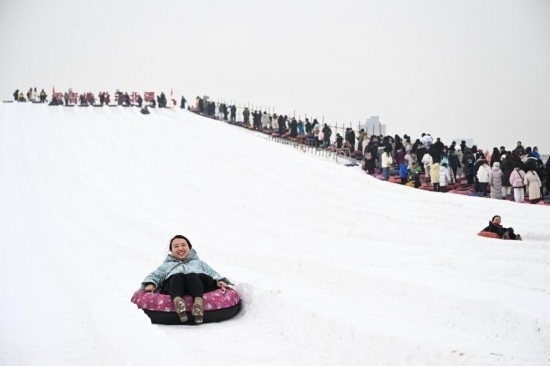 圖為1月18日，市民在內(nèi)蒙古賽馬場滑雪圈。新華社記者 貝赫 攝