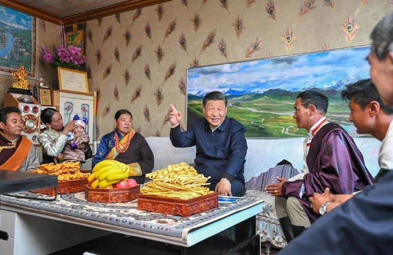 △2021年6月8日，習(xí)近平總書記在青海海北藏族自治州剛察縣果洛藏貢麻村，同藏族牧民索南才讓一家人圍坐在客廳聊家常。