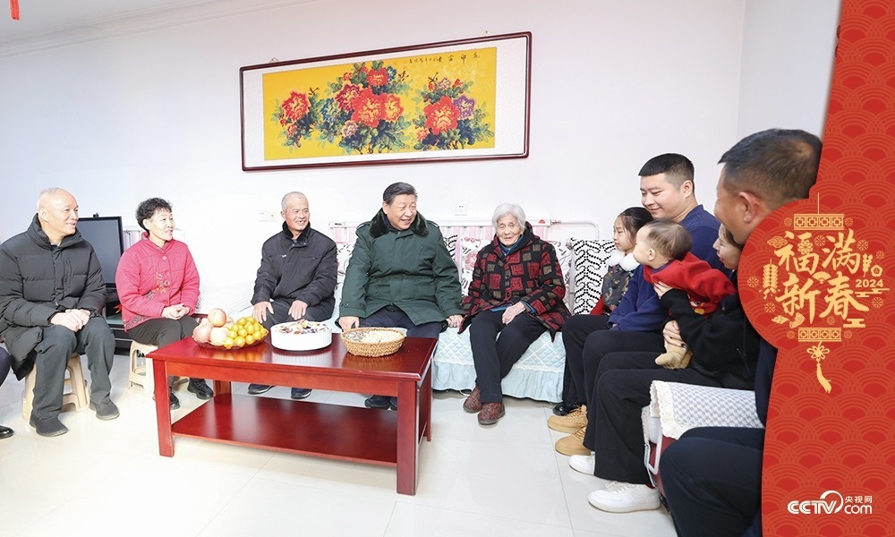 2024年2月1日，習近平總書記在天津市西青區(qū)辛口鎮(zhèn)第六埠村考察時，同村民杜洪剛一家人親切拉家常。