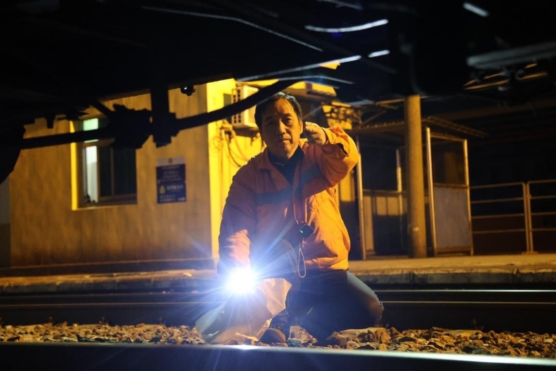 凌晨2點，李金饒正在檢查關(guān)門車。陸佳駿攝