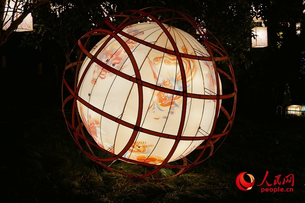 白鷺洲公園展出的燈彩作品。人民網記者 韋衍行攝