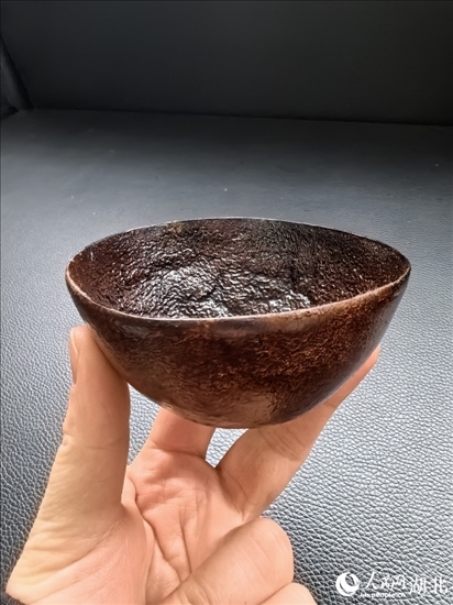 用橘子皮制成的碗。人民網(wǎng)記者 周雯攝