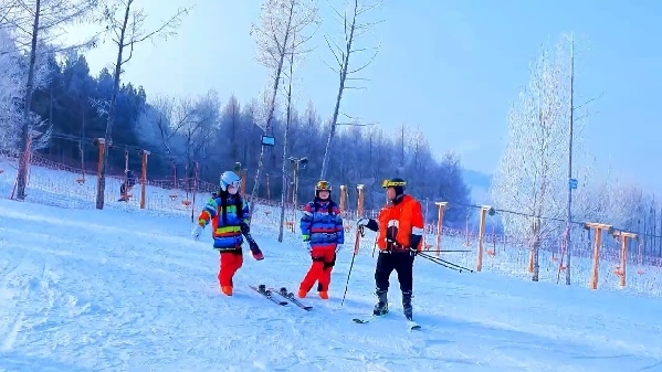 新春走基層｜滑雪場上過春節(jié)！冰城“冷資源”變成“熱經(jīng)濟”