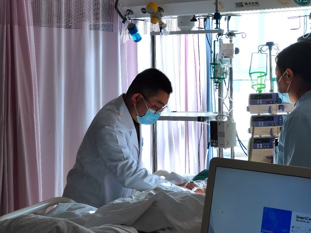 徐晉偉正在觀察患者體征。人民網記者 栗翹楚攝