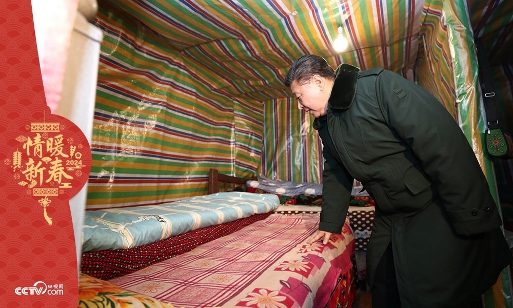 2018年2月11日，習近平總書記在四川三河村貧困戶吉好也求家中看望。