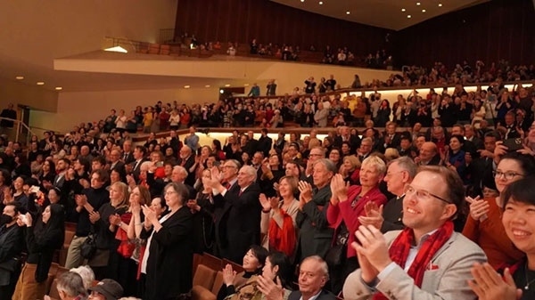 中德觀眾觀看中央民族樂團(tuán)“”天地永樂·中國(guó)節(jié)“”音樂會(huì)。中國(guó)駐德國(guó)大使館供圖