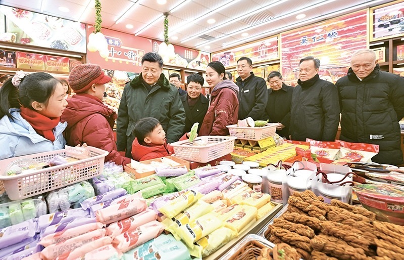 2024年2月1日至2日，中共中央總書記、國(guó)家主席、中央軍委主席習(xí)近平來(lái)到天津，看望慰問基層干部群眾。這是1日下午，習(xí)近平在天津古文化街考察時(shí)，走進(jìn)店鋪同現(xiàn)場(chǎng)群眾互動(dòng)交流。 新華社記者 謝環(huán)馳/攝