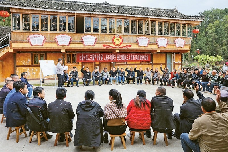 圖為2023年4月6日，貴州省黔東南苗族侗族自治州施秉縣白垛鄉(xiāng)白垛村村民在討論產(chǎn)業(yè)發(fā)展、人居環(huán)境提升、鄉(xiāng)村文明建設(shè)相關(guān)事宜。 人民圖片 磨桂賓/攝