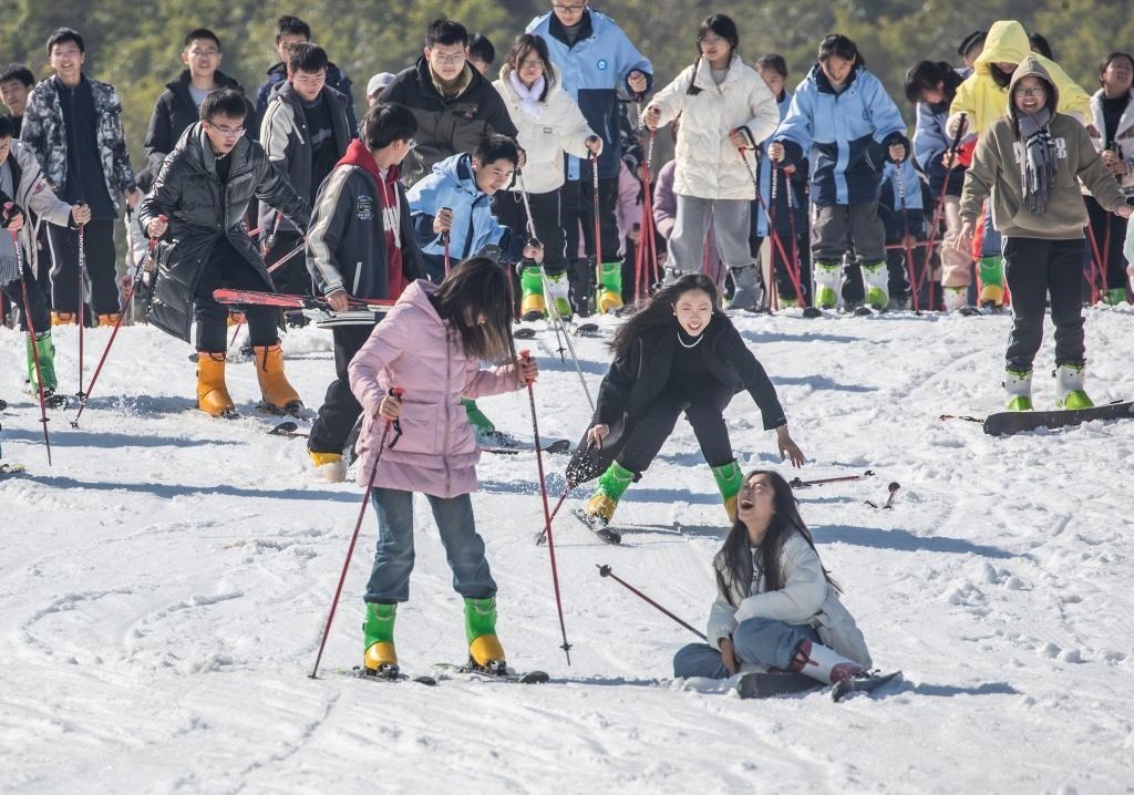 游客在重慶市南川區(qū)金佛山北坡滑雪場(chǎng)滑雪（2023年11月22日攝）。新華社發(fā)（瞿明斌攝）