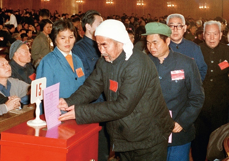 我國現(xiàn)行憲法于1982年12月4日由第五屆全國人大第五次會議通過并公布施行。根據(jù)改革開放和社會主義現(xiàn)代化建設(shè)的實(shí)踐和發(fā)展，全國人大于1988年、1993年、1999年、2004年、2018年先后5次作出必要的、也是十分重要的修正。圖為出席第五屆全國人民代表大會第五次會議的代表投票表決《中華人民共和國憲法》（資料照片）。 新華社發(fā)