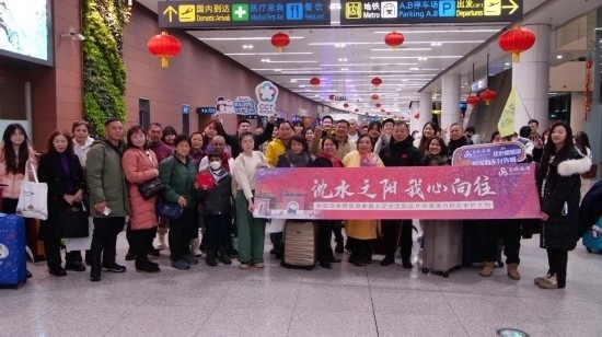 2月11日，一批馬來西亞游客抵達(dá)沈陽桃仙國際機(jī)場。新華社發(fā)