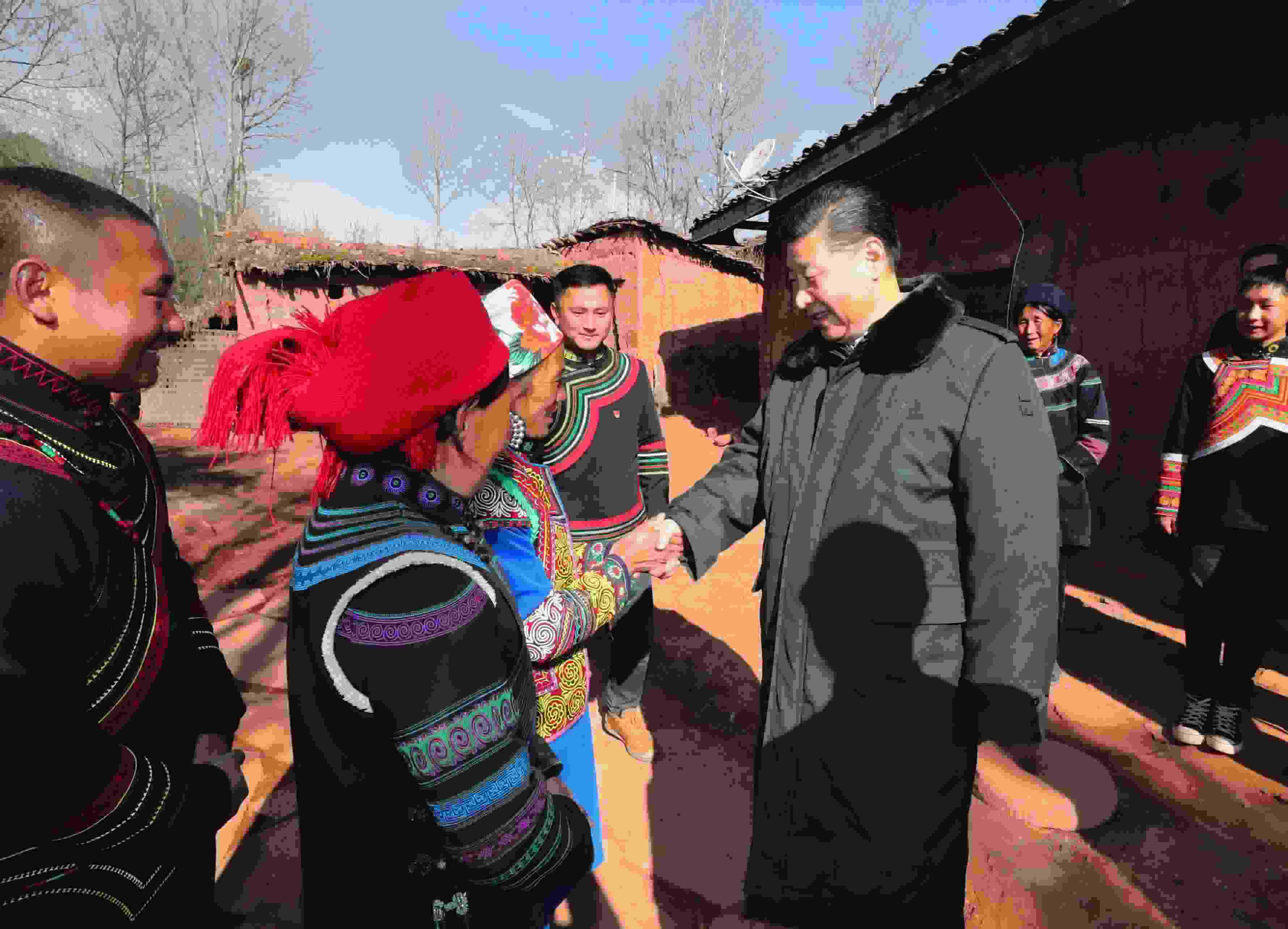 △ 2018年2月11日，習(xí)近平總書(shū)記驅(qū)車2個(gè)多小時(shí)，從四川西昌市來(lái)到位于大涼山深處的昭覺(jué)縣三岔河鄉(xiāng)三河村、解放鄉(xiāng)火普村，走進(jìn)彝族貧困群眾家中，看實(shí)情、問(wèn)冷暖、聽(tīng)心聲，同當(dāng)?shù)馗刹咳罕姽采叹珳?zhǔn)脫貧之策。