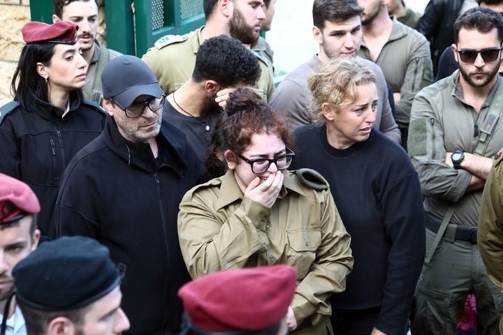 1月23日，在以色列特拉維夫的一處公墓，人們參加一名以色列士兵的葬禮。新華社發(fā)（吉德翁·馬科維奇攝/基尼圖片社）