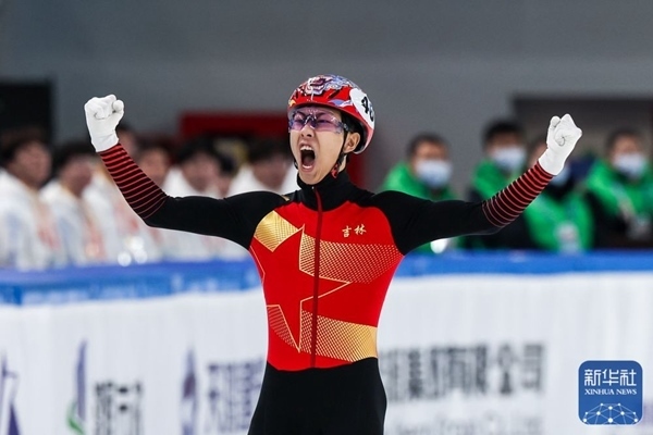 吉林隊選手孫龍沖線后慶祝勝利。新華社記者 李博 攝