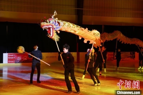 當(dāng)?shù)貢r間2月17日晚，作為農(nóng)歷甲辰龍年“歡樂春節(jié)”系列活動之一，別具特色的青少年冰上春晚在加拿大多倫多舉行。圖為青少年表演冰上舞龍。 中新社記者 余瑞冬 攝