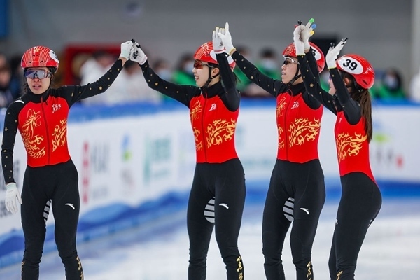 2月18日，黑龍江隊選手徐愛麗（左一）、臧一澤（左二）、范可新（右二）、王欣然在奪冠后向觀眾致意。新華社記者 黃偉 攝