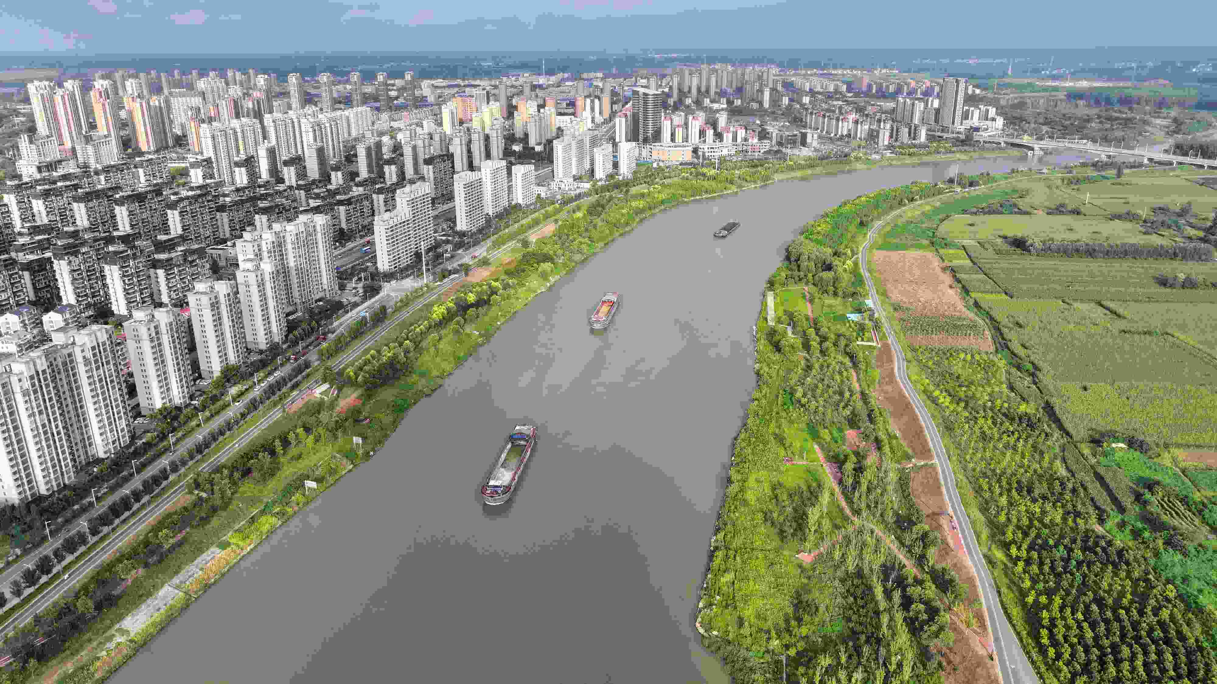 △ 2023年8月21日，安徽阜陽(yáng)，初秋時(shí)節(jié)，界首城市建設(shè)與沙潁河水系、橋梁和綠植相映襯，構(gòu)成一幅生態(tài)宜居的美麗畫卷。