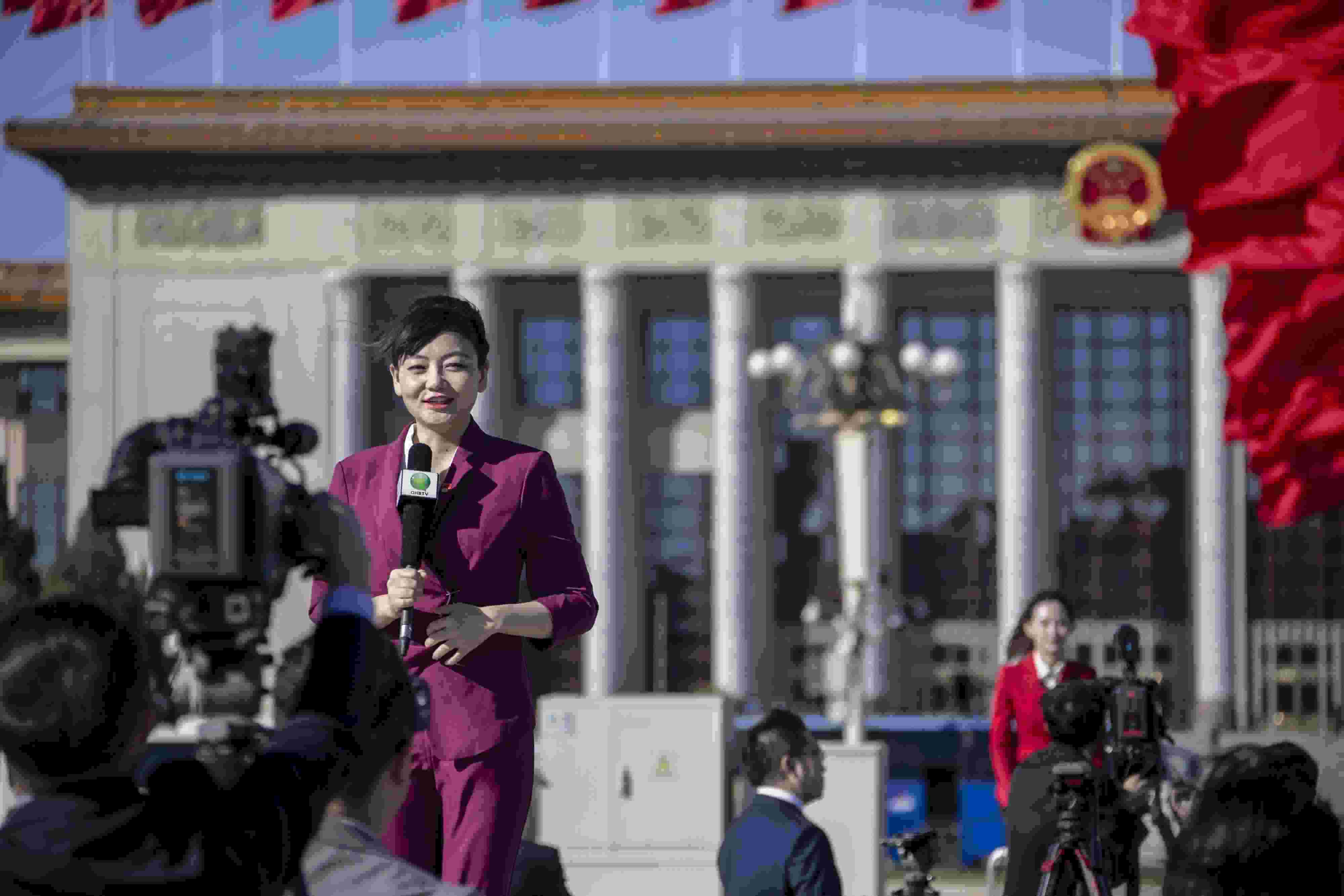 △ 2022年10月22日，北京人民大會(huì)堂，中國共產(chǎn)黨第二十次全國代表大會(huì)勝利閉幕，媒體記者戶外進(jìn)行現(xiàn)場報(bào)道。