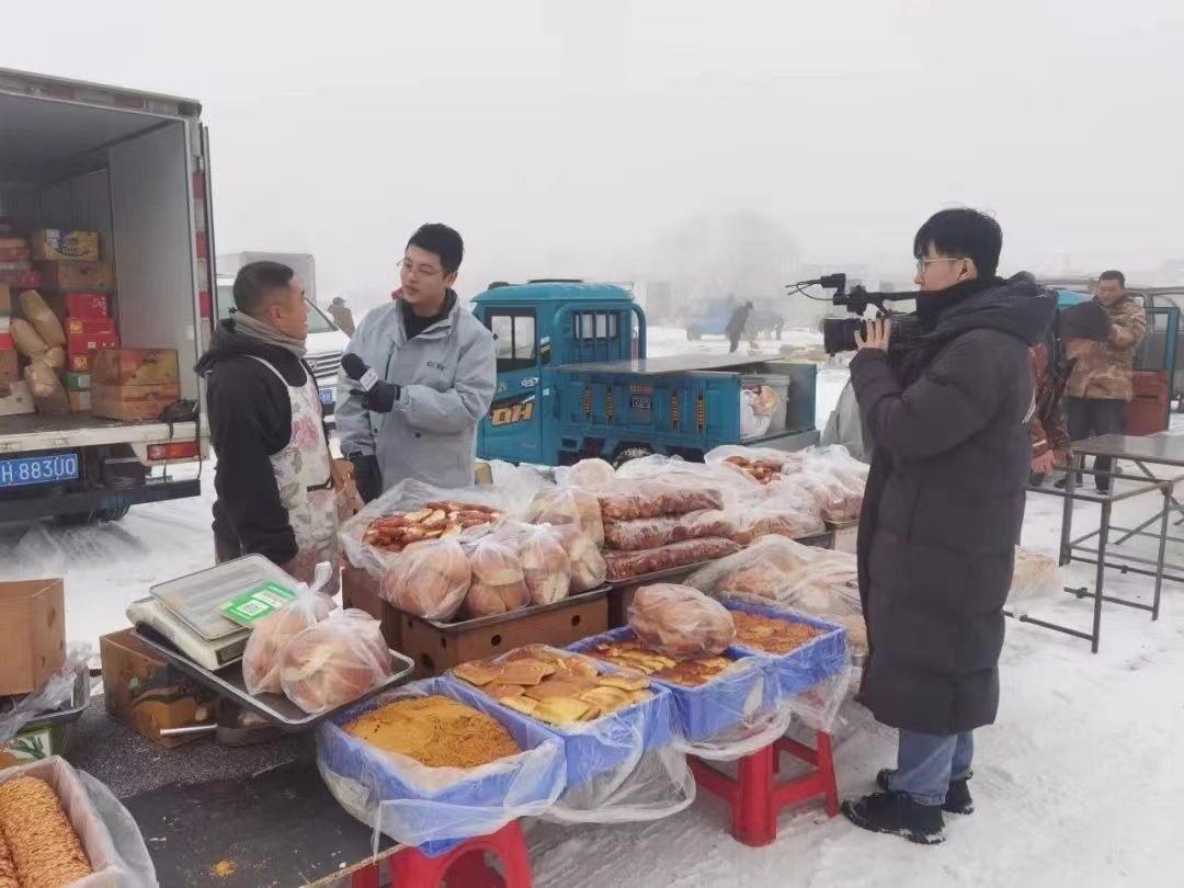 △ 2024年1月1日，在中央廣播電視總臺(tái)中央電視臺(tái)《新年新愿》報(bào)道中，遼寧營口鲅魚圈區(qū)大集賣餅干的小哥憨態(tài)可掬的表情、生機(jī)勃勃的臉龐、充滿煙火氣的新年愿望，讓他火爆出圈。