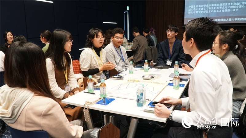 中日學(xué)生分組討論交流。人民網(wǎng) 蔣曉辰攝