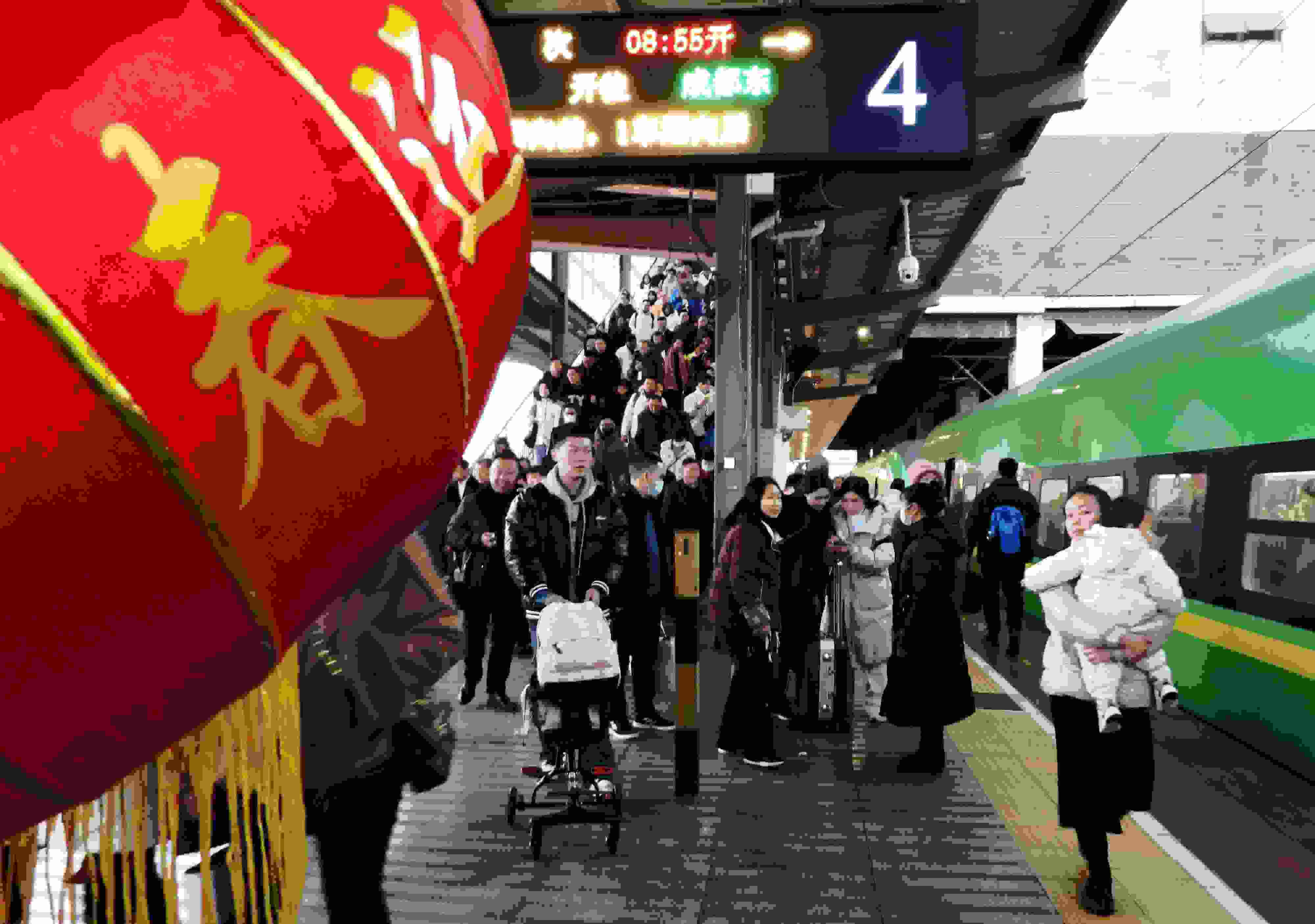 △ 2024年1月26日，四川省達(dá)州市車站，準(zhǔn)備乘坐“復(fù)興號”動車組列車出行的旅客。