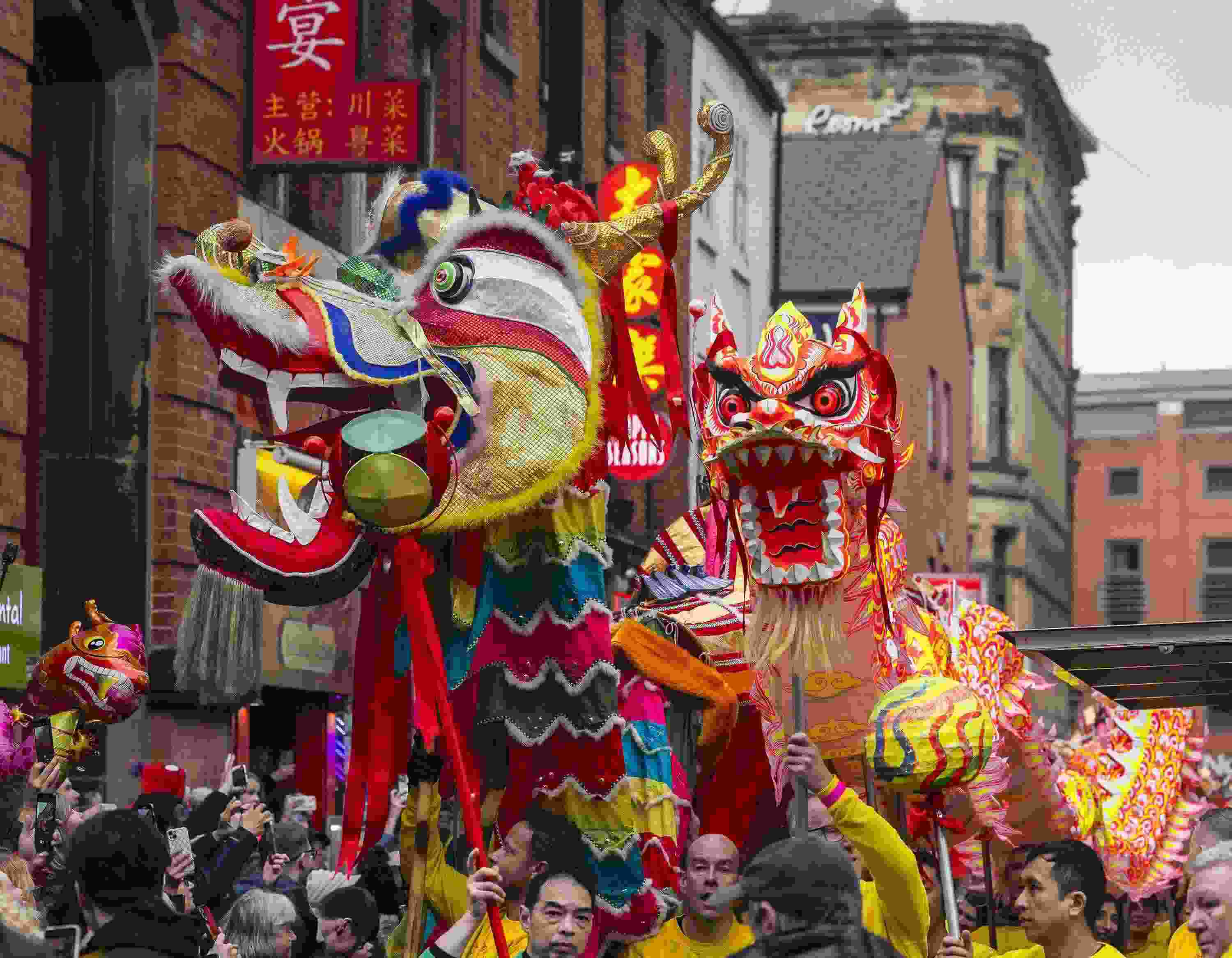 △ 當(dāng)?shù)貢r間2024年2月11日，英國曼徹斯特，表演者進(jìn)入中國城，參加中國農(nóng)歷龍年春節(jié)的慶?；顒?。